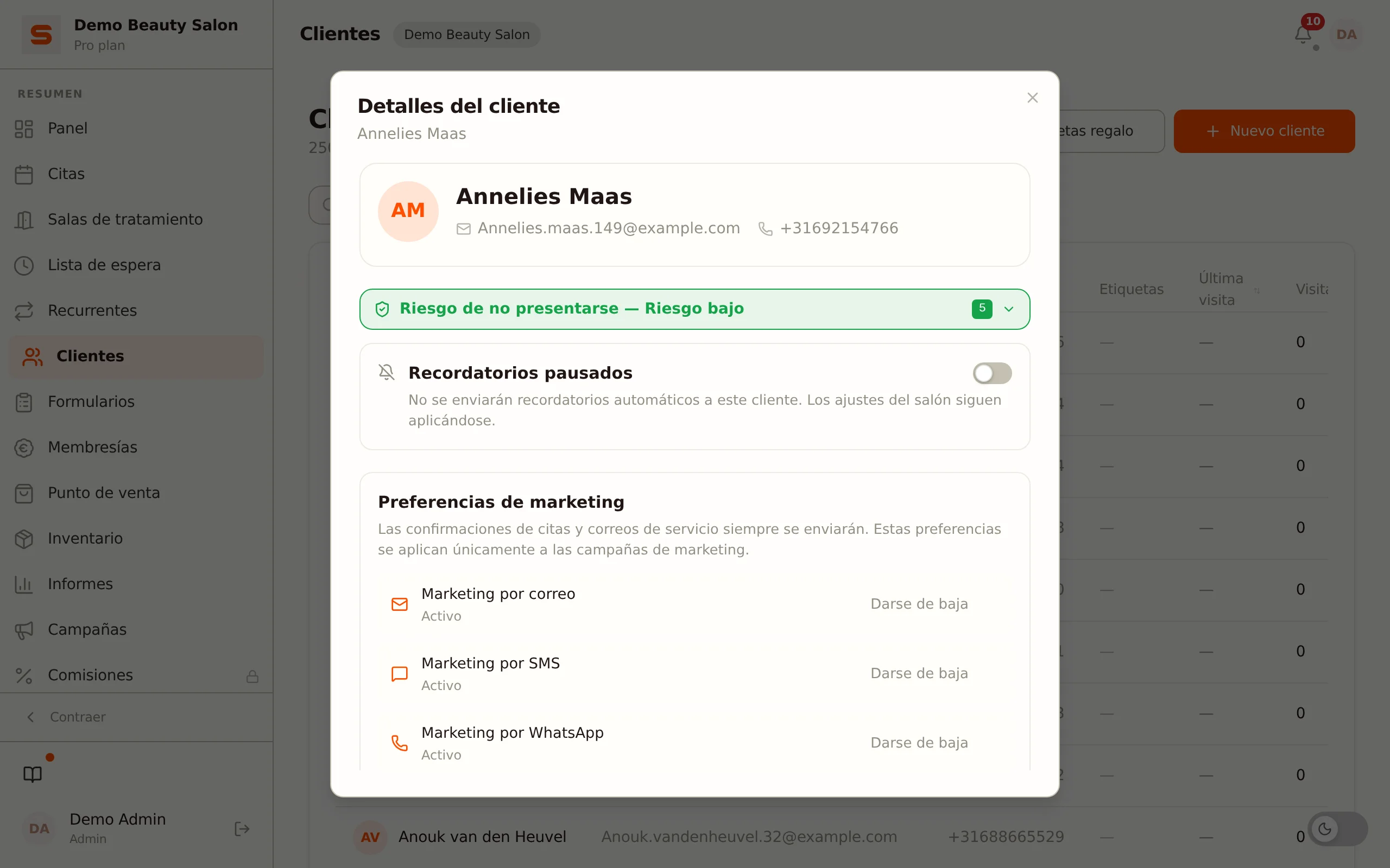 Ficha de cliente con barra lateral, nota de alerta y bóveda